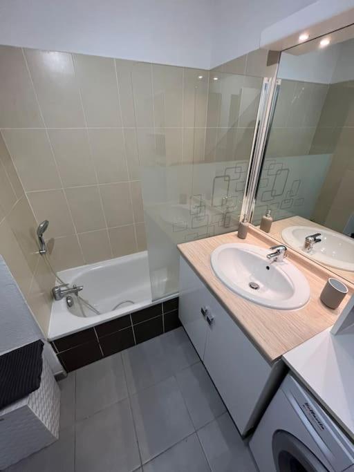 Joli Appt 45 M2 Avec Terrasse Apartment ลูเนล ภายนอก รูปภาพ
